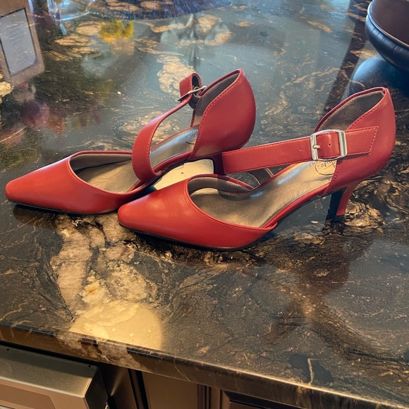 Red pump - Picture 2 of 4